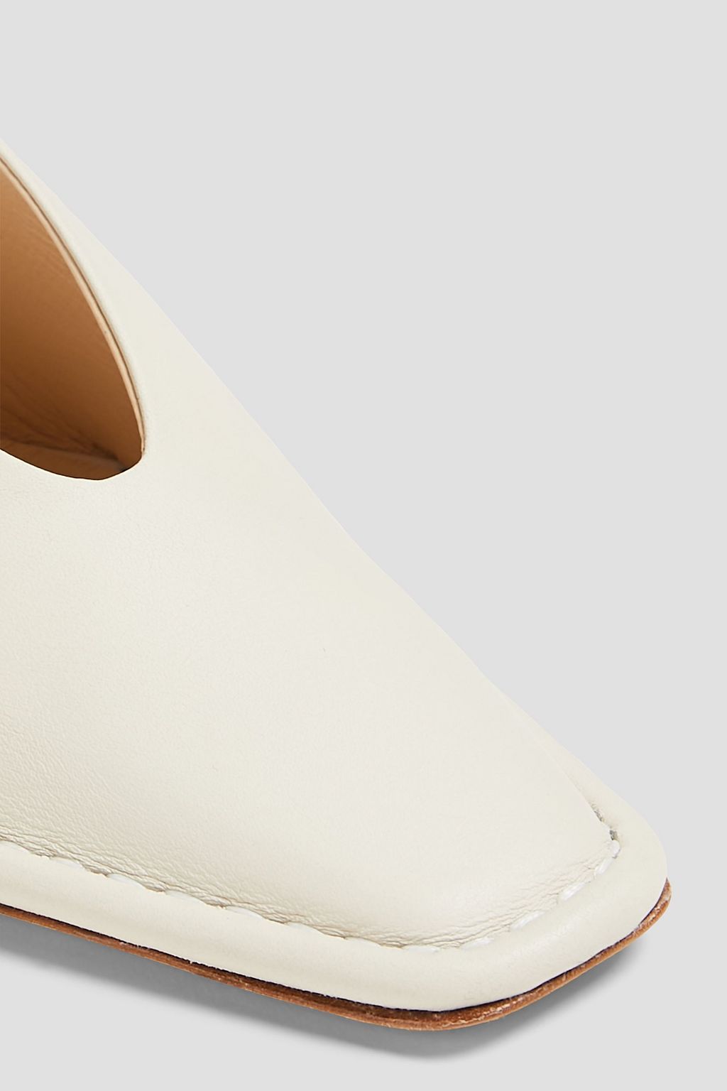 TOD'S حذاء بامب مصنوع من الجلد ومزود بحزام خلفي