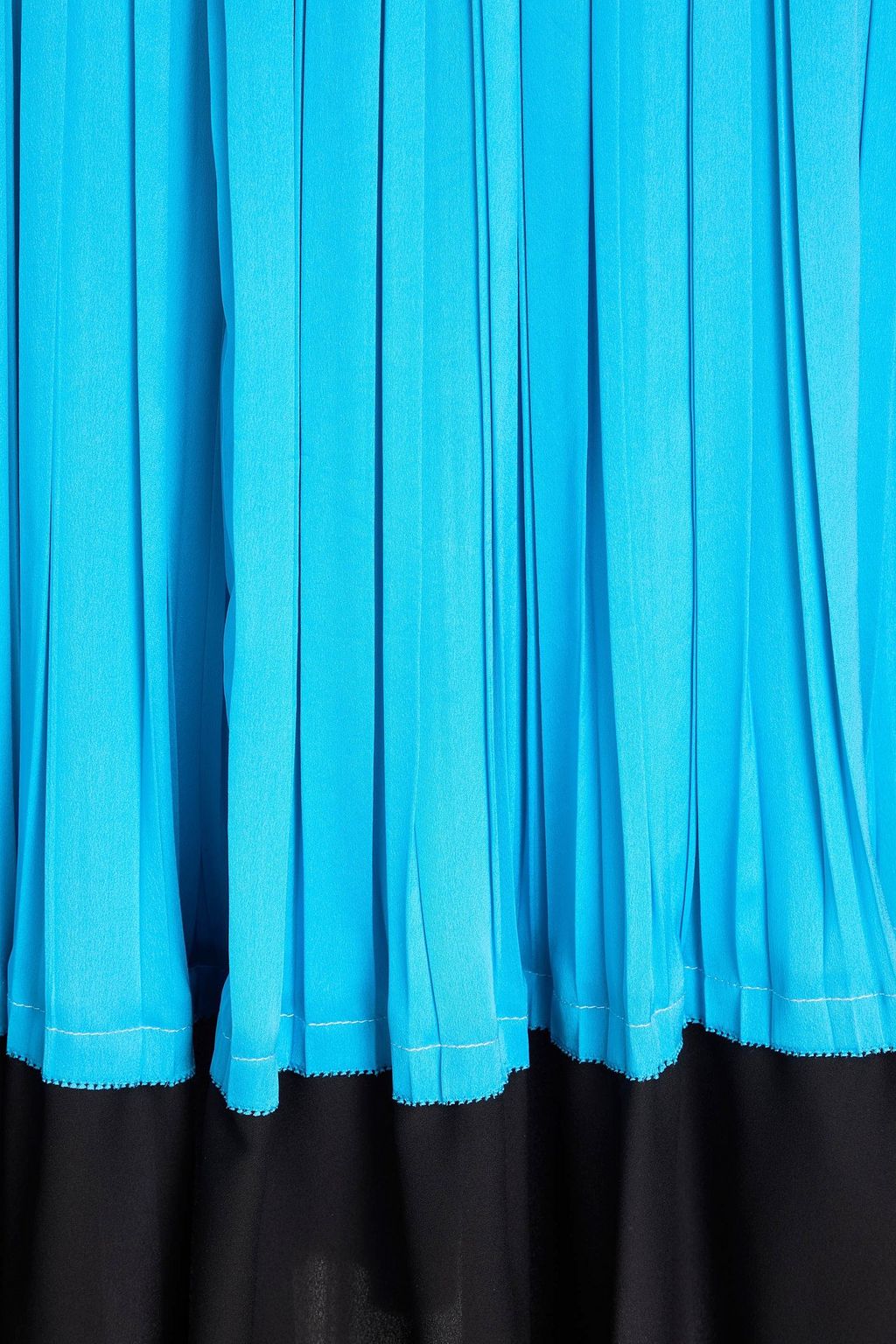 3.1 PHILLIP LIM تنورة متوسطة الطول مصنوعة من الساتان مع قطع محاكة بجانب بعضها البعض من الكريب ومزينة بكسرات