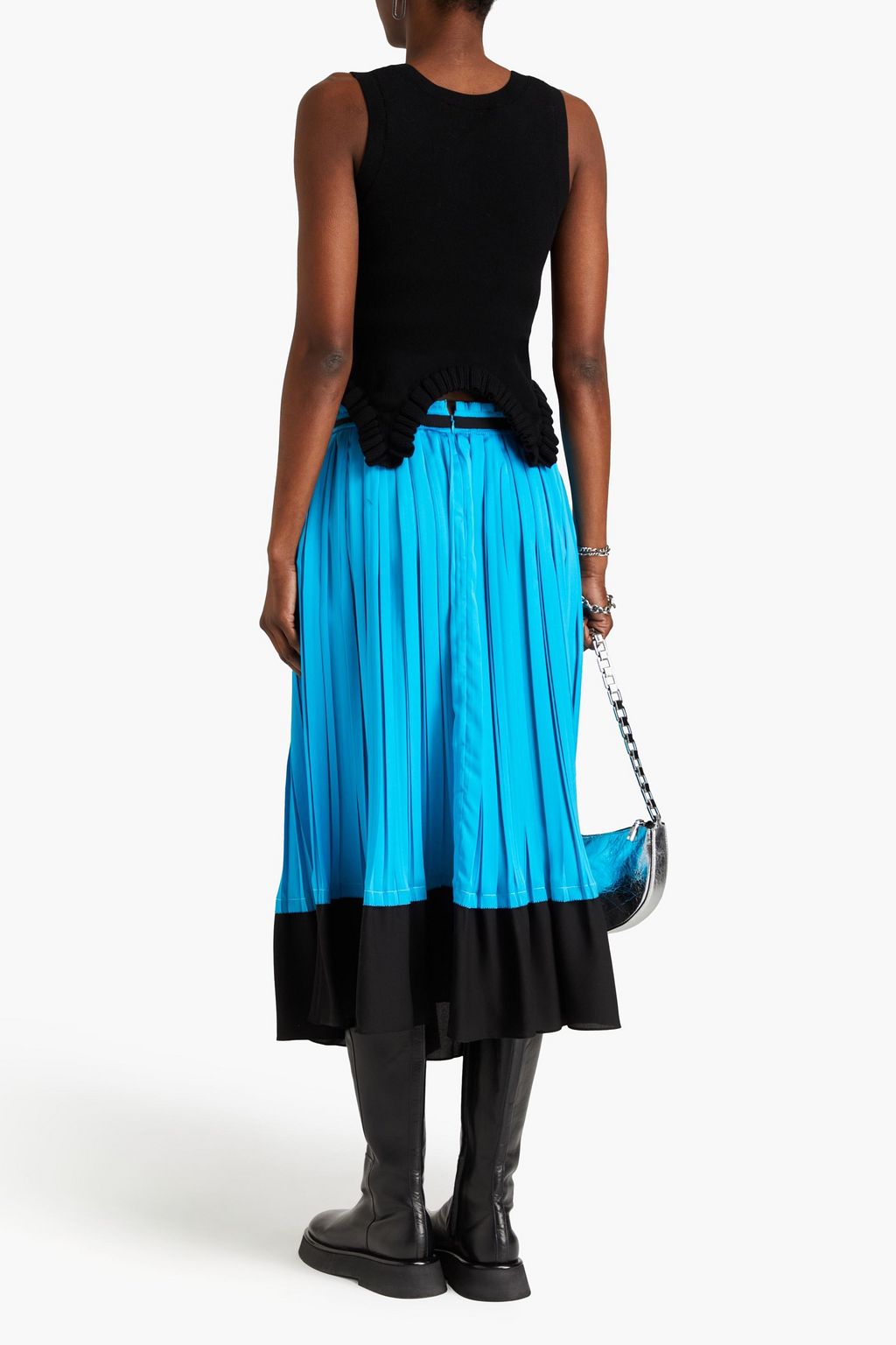 3.1 PHILLIP LIM تنورة متوسطة الطول مصنوعة من الساتان مع قطع محاكة بجانب بعضها البعض من الكريب ومزينة بكسرات