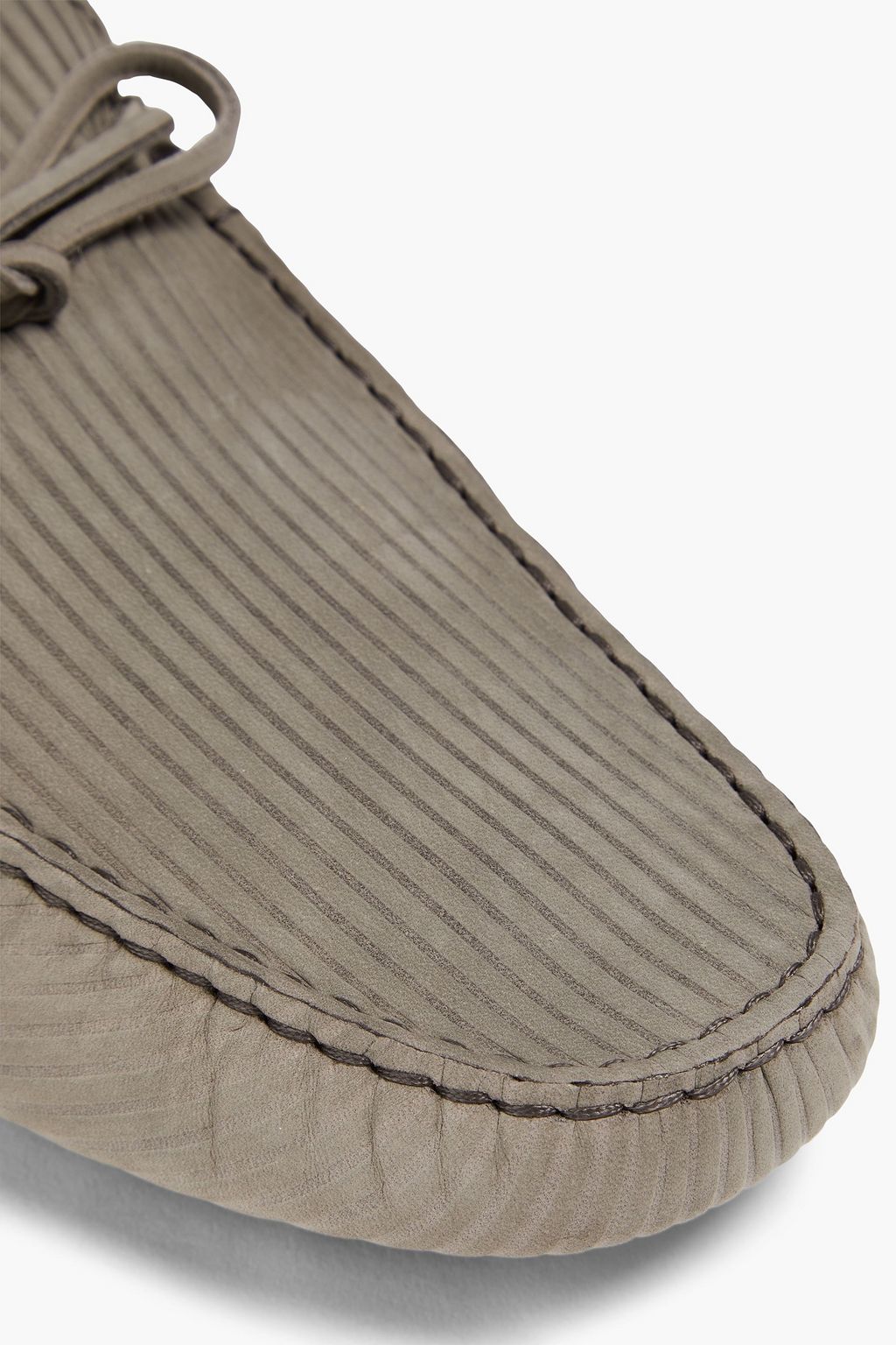 TOD'S حذاء قيادة “جومينو” مصنوع من جلد النوبوك بتصميم مضلّع