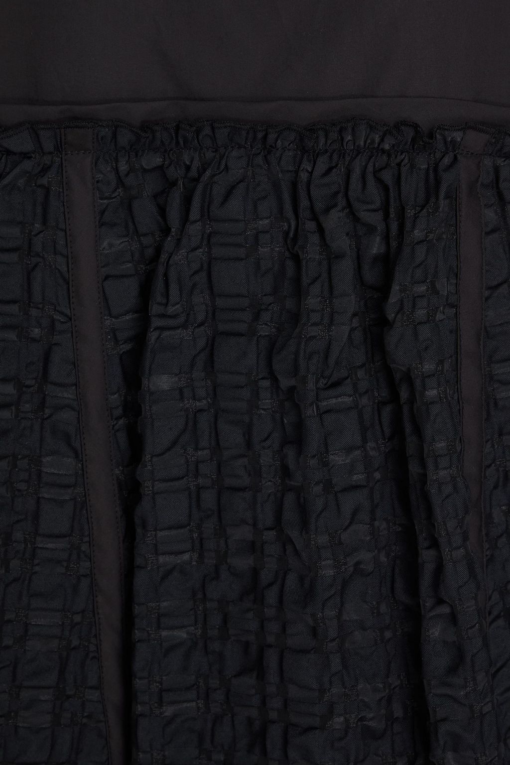 3.1 PHILLIP LIM تنورة متوسطة الطول مصنوعة من نسيج سيرساكر بنقشة مربعات مع قطع محاكة بجانب بعضها البعض من التفتا