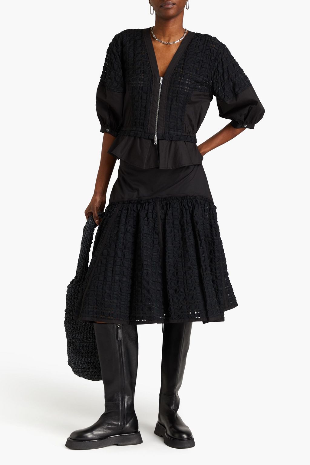 3.1 PHILLIP LIM تنورة متوسطة الطول مصنوعة من نسيج سيرساكر بنقشة مربعات مع قطع محاكة بجانب بعضها البعض من التفتا