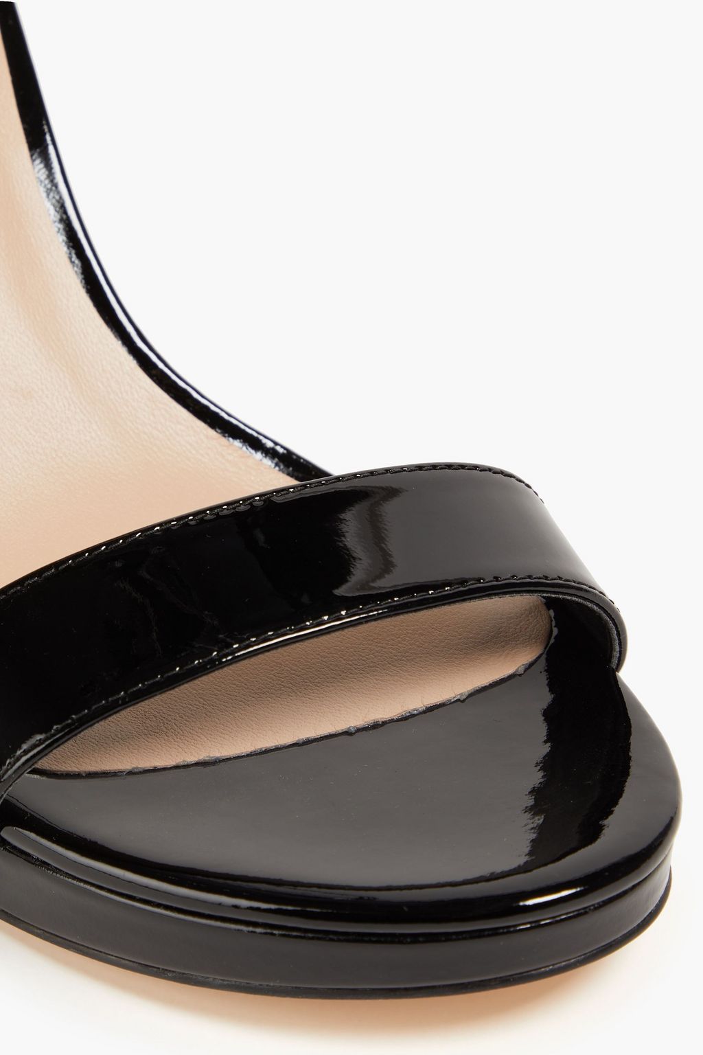 STUART WEITZMAN صندل مصنوع من الجلد اللامع