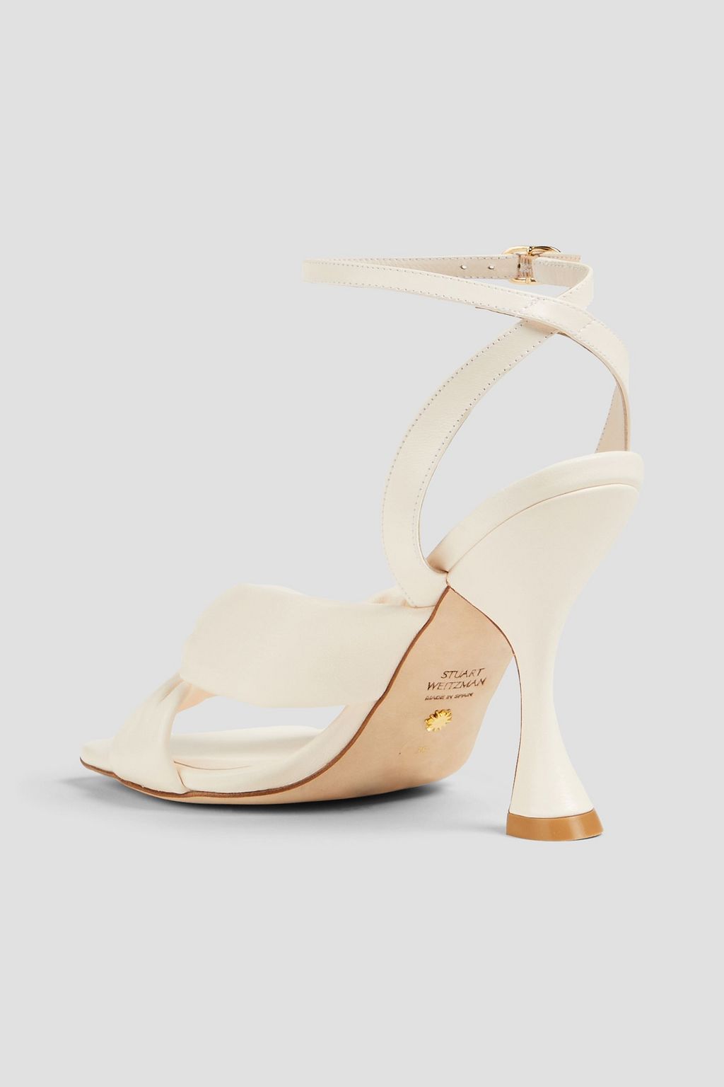 STUART WEITZMAN صندل ’’بلايا’’ مصنوع من الجلد بتصميم معقود