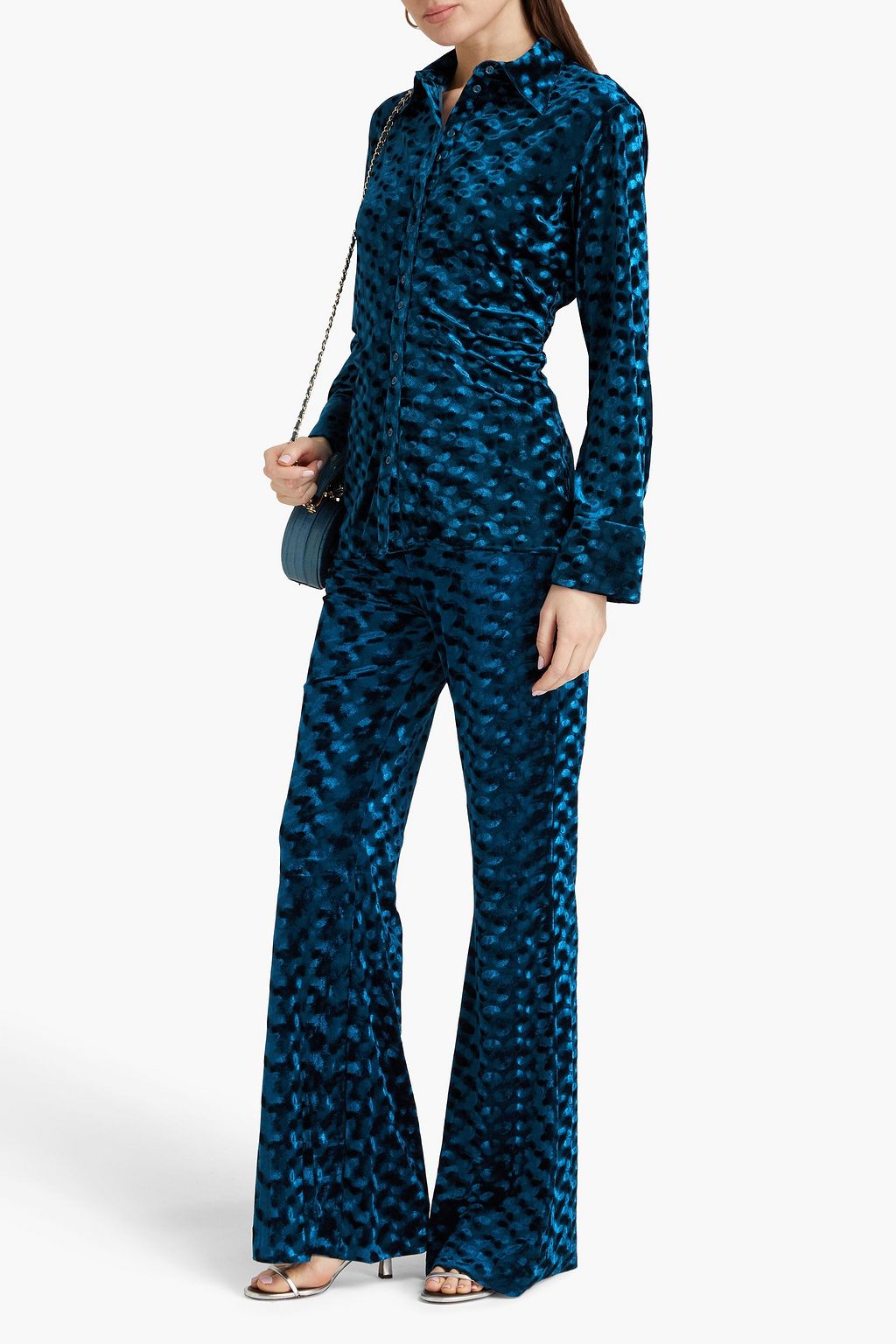 DIANE VON FURSTENBERG قميص “سولاك” مصنوع من المخمل المطاطي بتأثير مزموم ومزين بطبعات