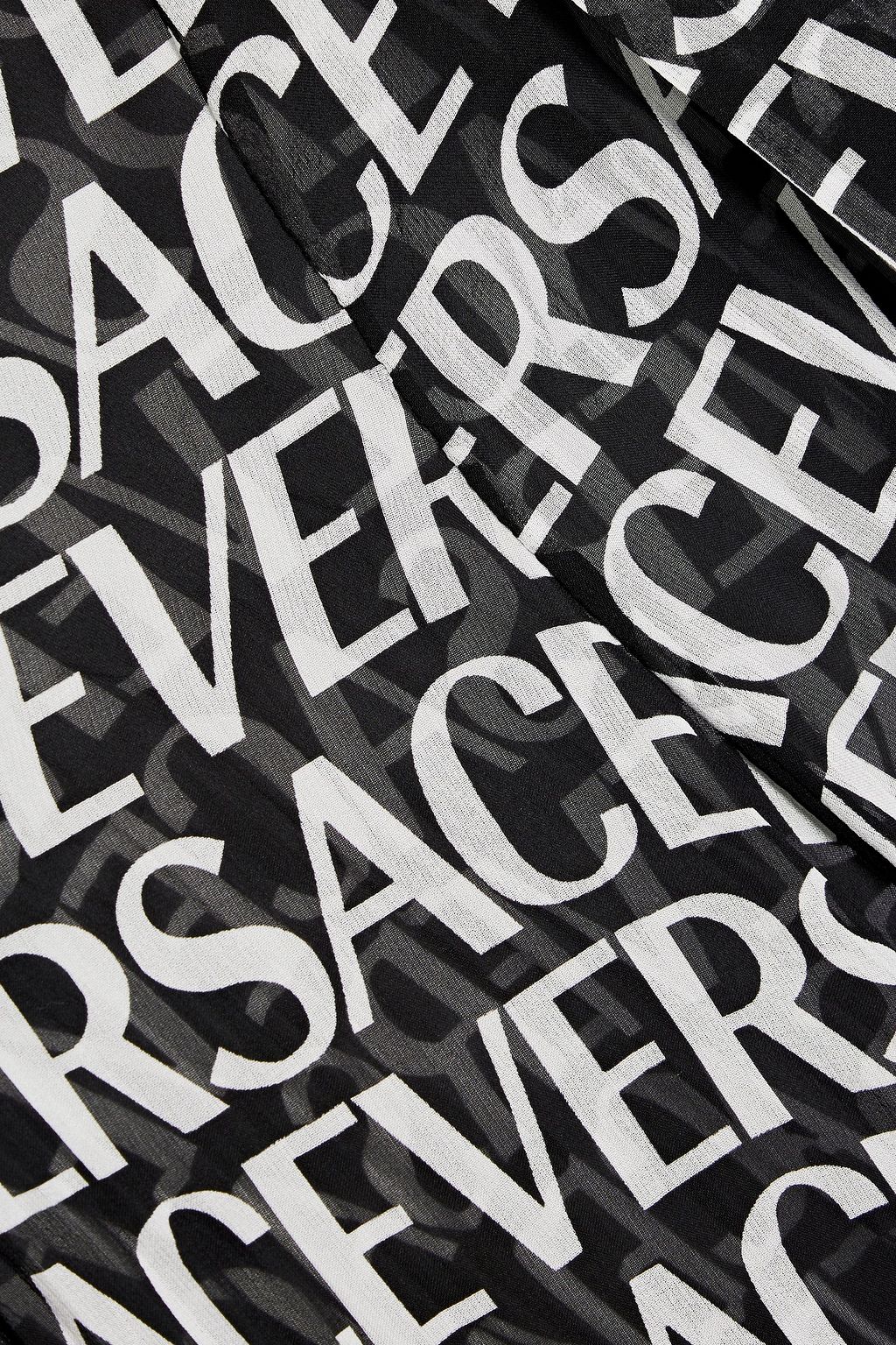 VERSACE فستان متوسط الطول مصنوع من حرير شيفون ومزين بطبعة شعار العلامة