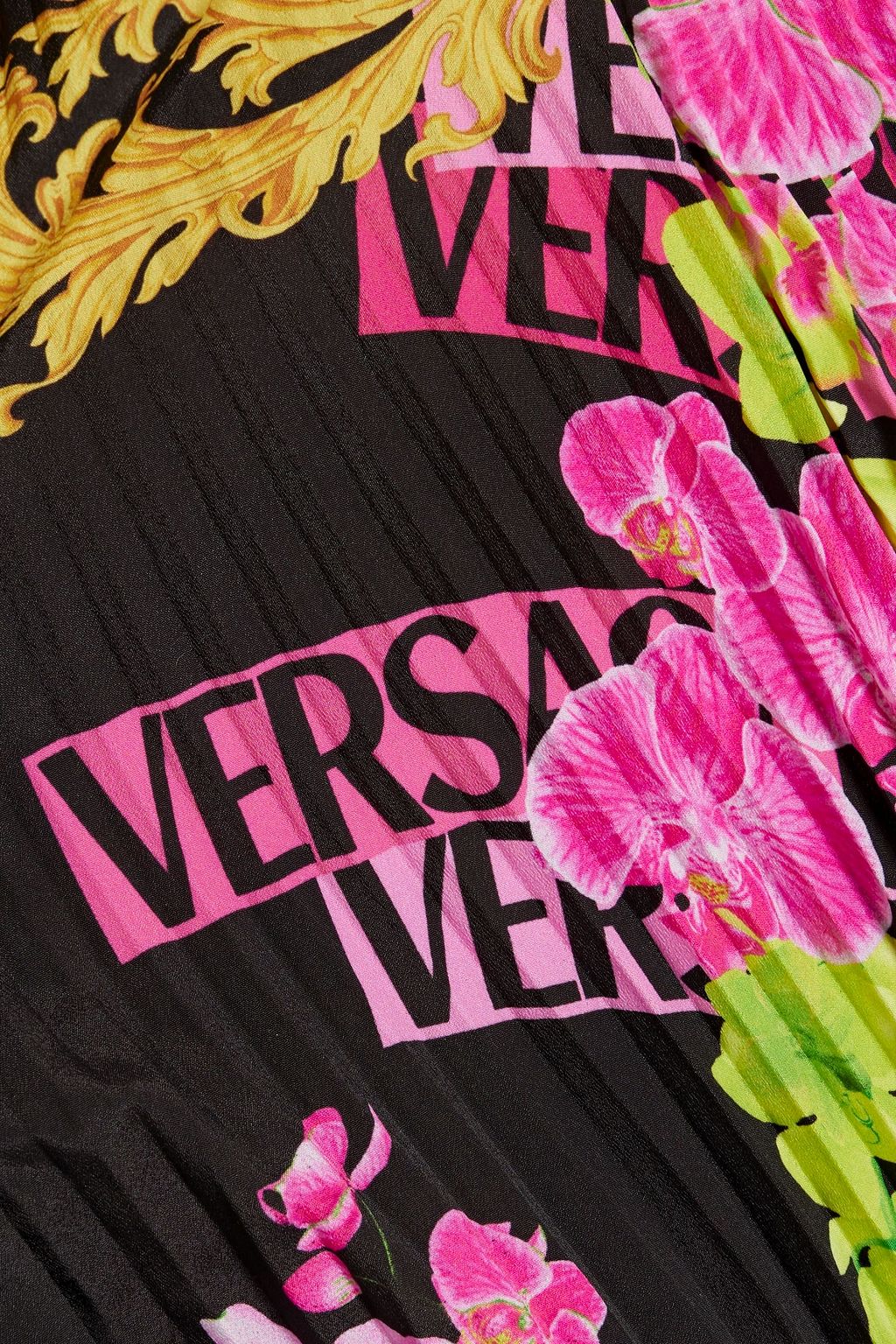 VERSACE فستان متوسط الطول مصنوع من الحرير الصيني بنمط بليسيه ومزين بطبعات