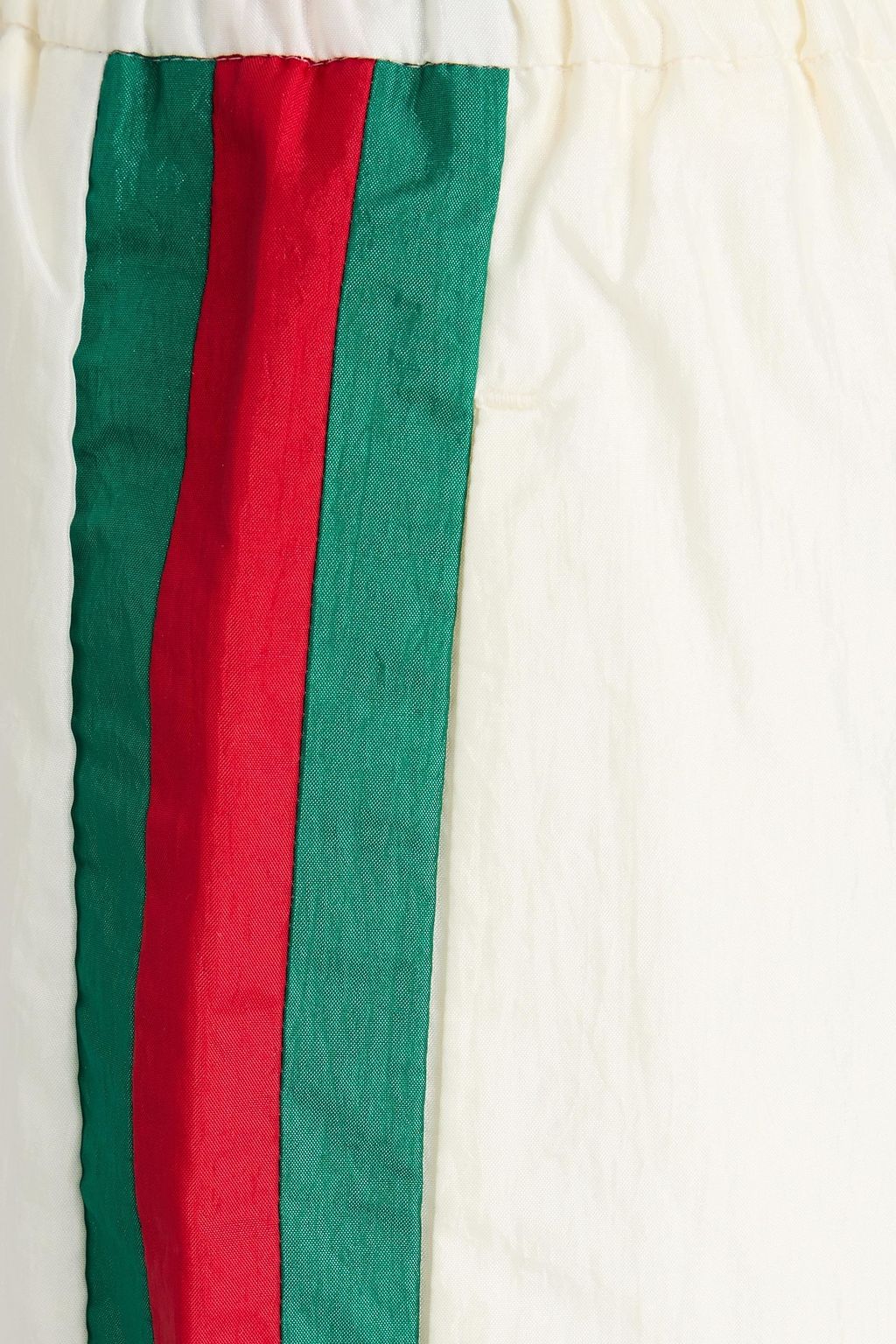 GUCCI شورت من قماش عازل بتصميم مخطط