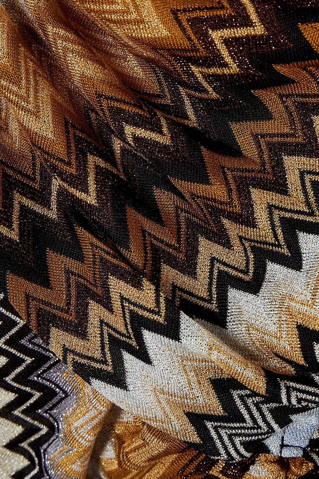 MISSONI فستان طويل من نسيج بحبكة كروشيه بياقة عالية بتأثير مزموم بلون معدني