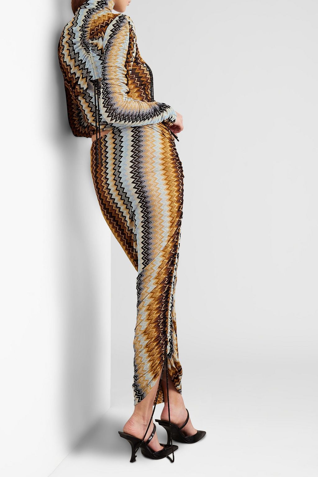 MISSONI فستان طويل من نسيج بحبكة كروشيه بياقة عالية بتأثير مزموم بلون معدني