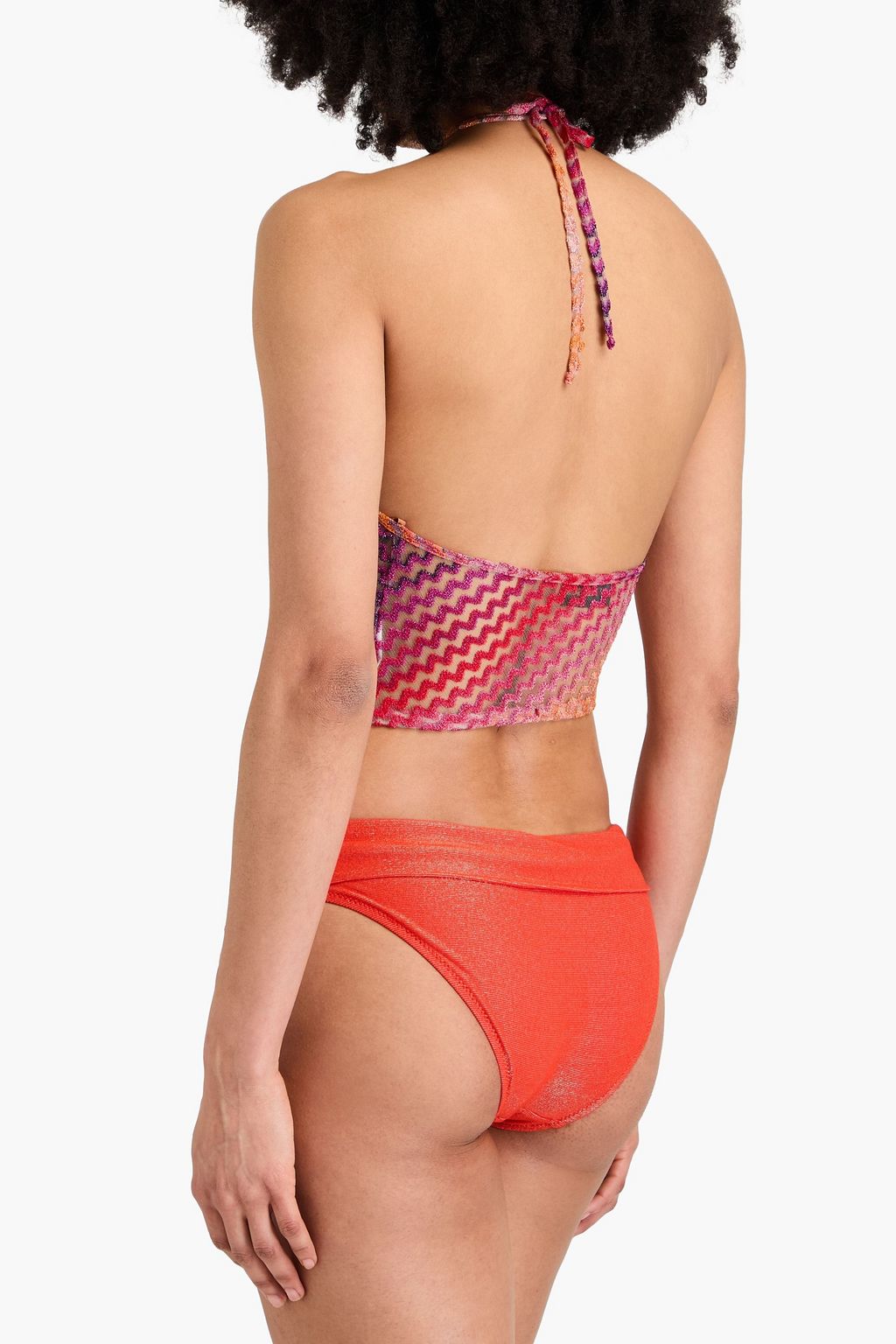 MISSONI بلوزة قصيرة بياقة هالتر الدائرية وحبكة كورشيه بلون معدني