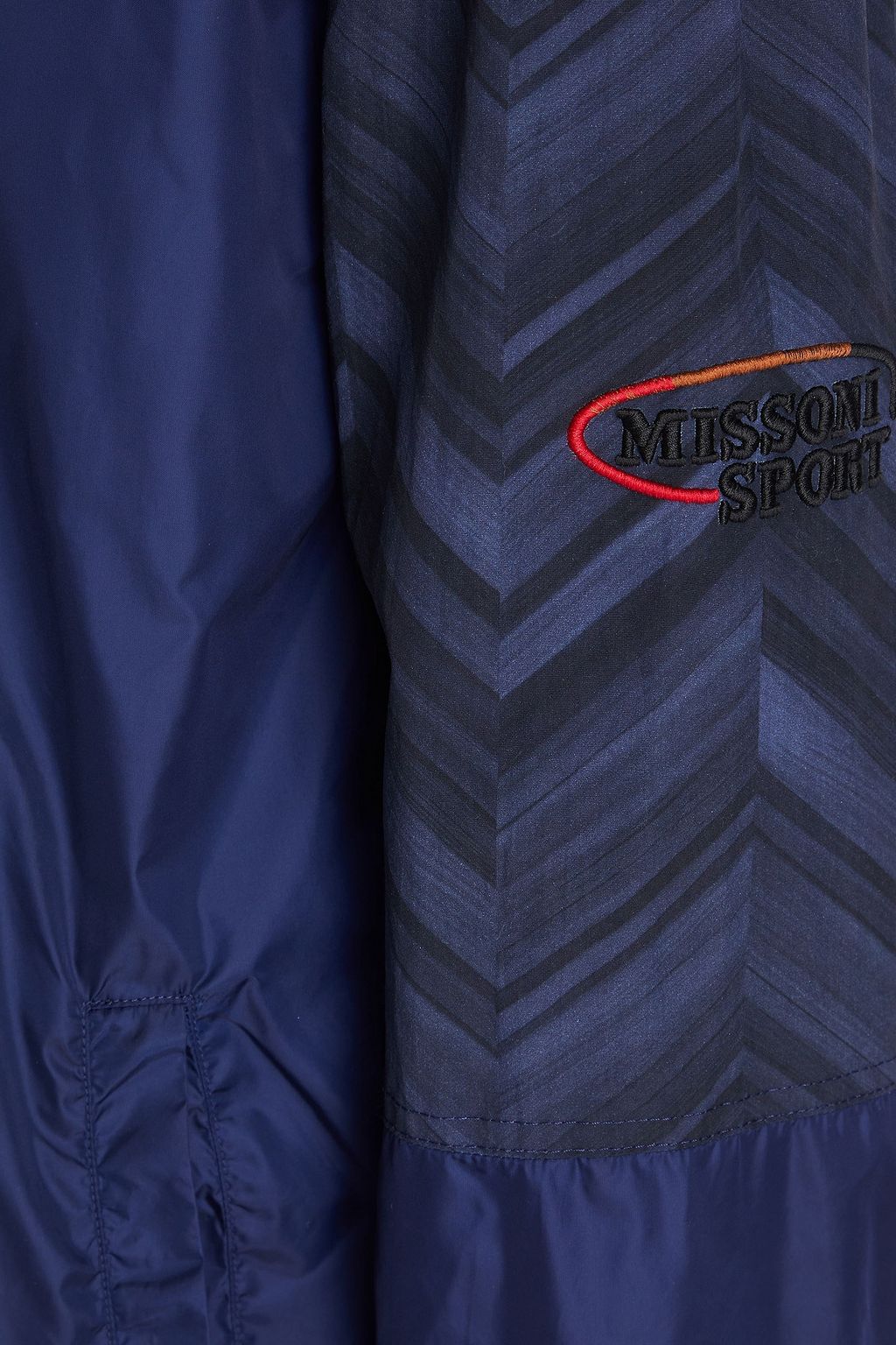 MISSONI جاكيت رياضي من قماش عازل مزين بقِطع محاكة بجانب بعضها البعض من التويل وبطبعات