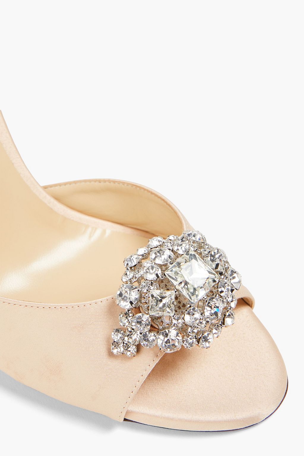 JIMMY CHOO صندل من الساتان ومزين بالكريستال