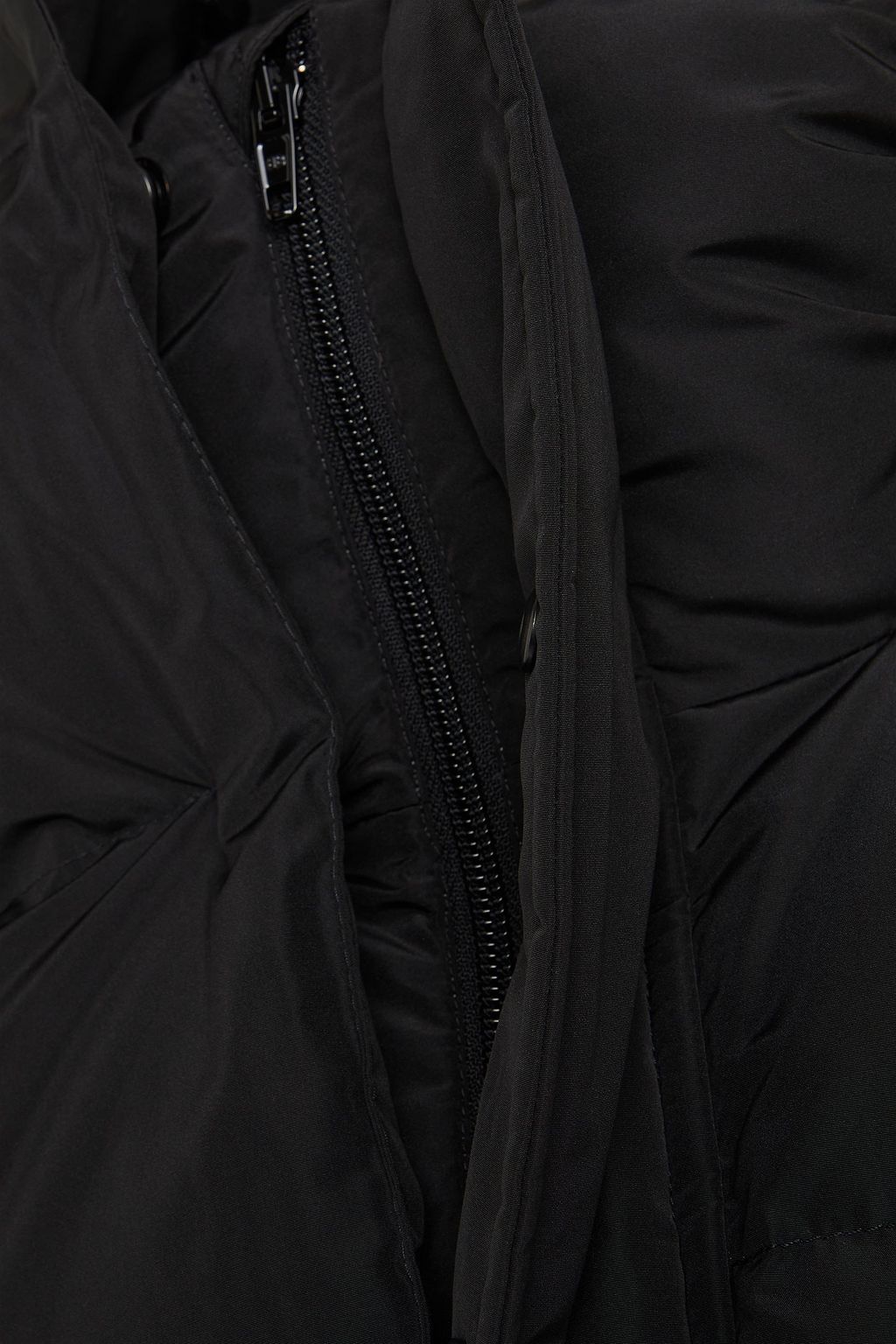 BALENCIAGA جاكيت من قماش عازل بتصميم مبطّن