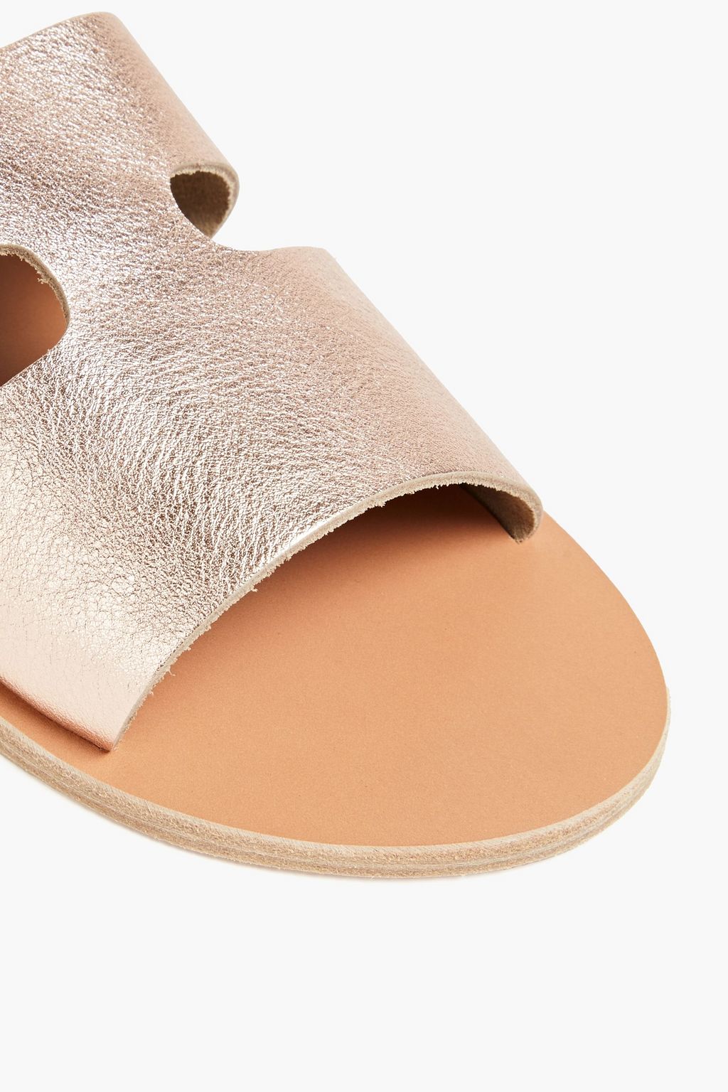 ANCIENT GREEK SANDALS حذاء سلايد «أبتيروس» من الجلد بلون معدني ومزود بفتحات