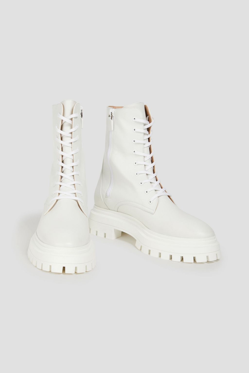 STUART WEITZMAN بوت كومبات من الجلد
