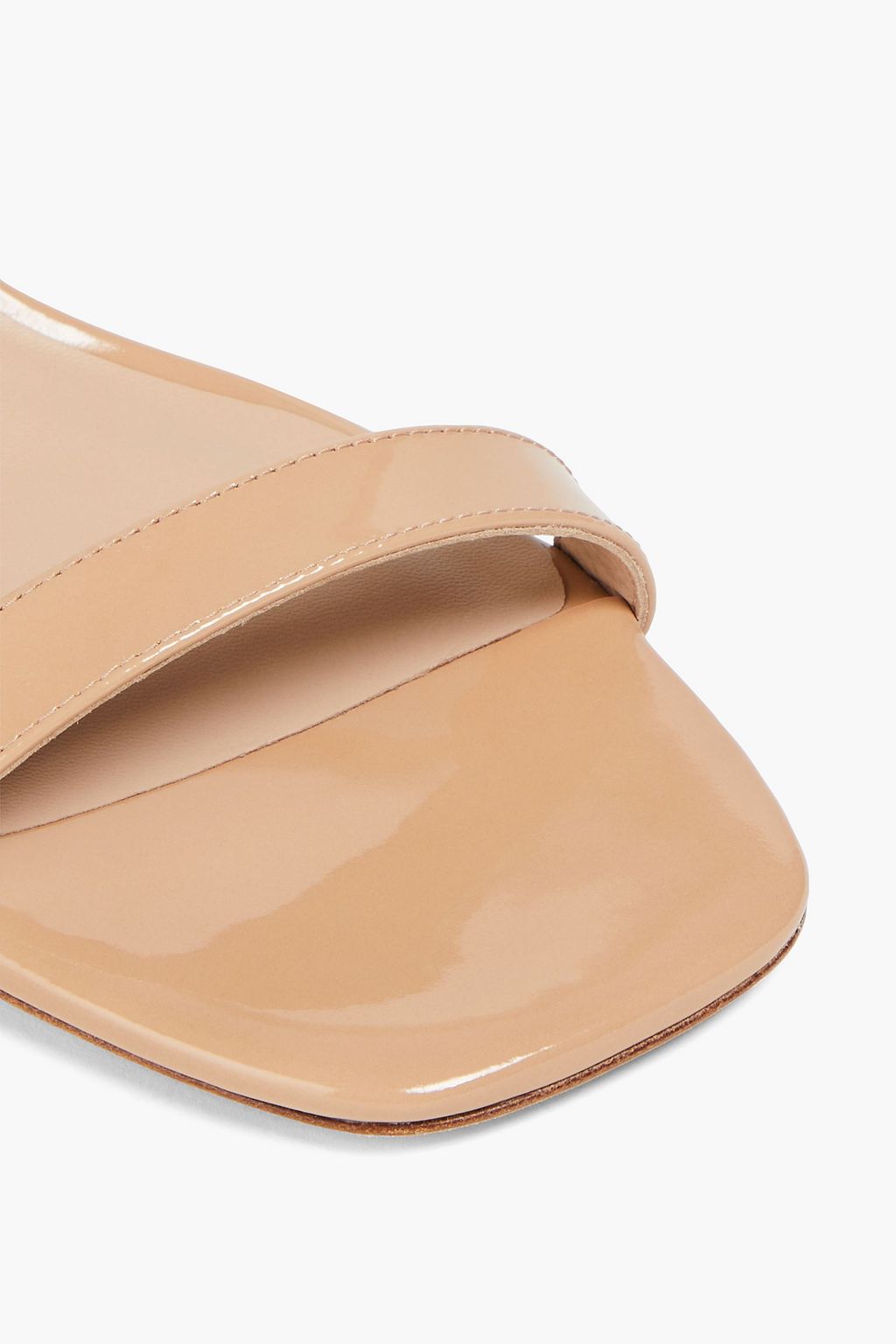 STUART WEITZMAN صندل من الجلد اللامع