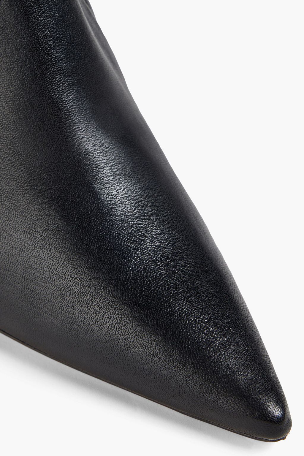 STUART WEITZMAN حذاء بوت على شكل جوارب من الجلد المرن