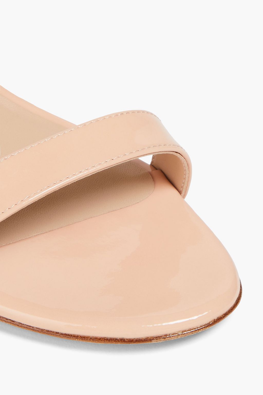 STUART WEITZMAN صندل من الجلد اللامع