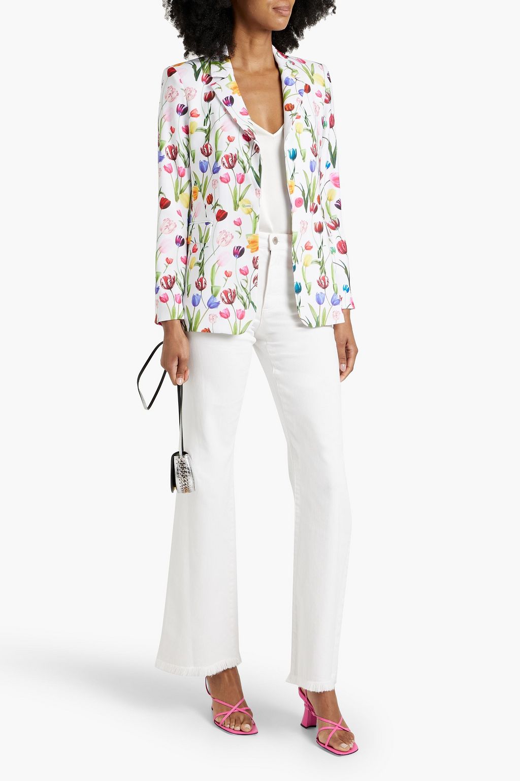 ALICE + OLIVIA JEANS جينز رائع مأخوذ من السبعينيات بقصّة بوت كت وبخصر مرتفع ومزين بحواف منسّلة