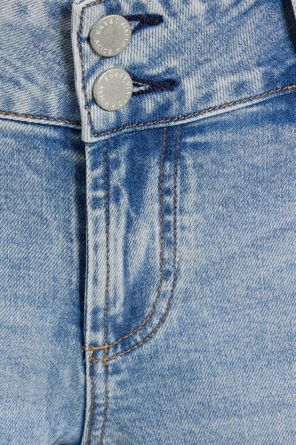 ALICE + OLIVIA JEANS جينز "ستايسي" منخفض الارتفاع وبحواف واسعة ولون باهت