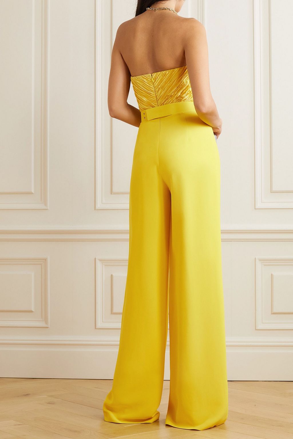 ANDREW GN جمبسوت بدون حمالات من ساتان بليسيه والكريب مزموم ومزركش