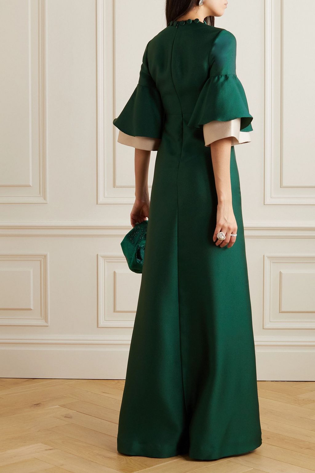 REEM ACRA فستان سهرة من ساتان بيكيه بكشاكش مزركش بأزرار