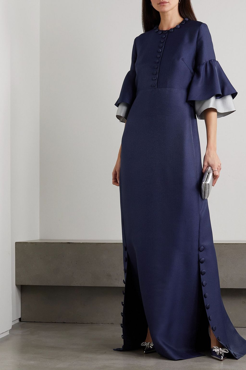 REEM ACRA فستان سهرة من ساتان بيكيه بكشاكش مزركش بأزرار