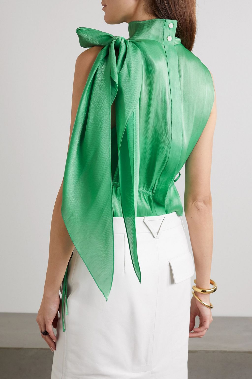 VICTORIA, VICTORIA BECKHAM بلوزة Tabard من الكريبون المعدني بعقدة