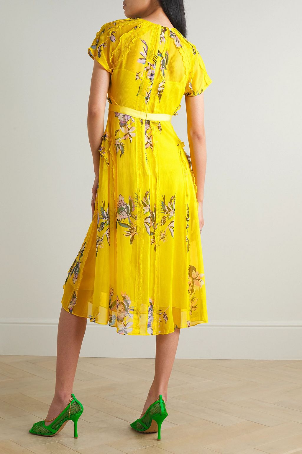 JASON WU COLLECTION فستان متوسّط الطول من حرير الشيفون بطبعات أزهار وكشاكش