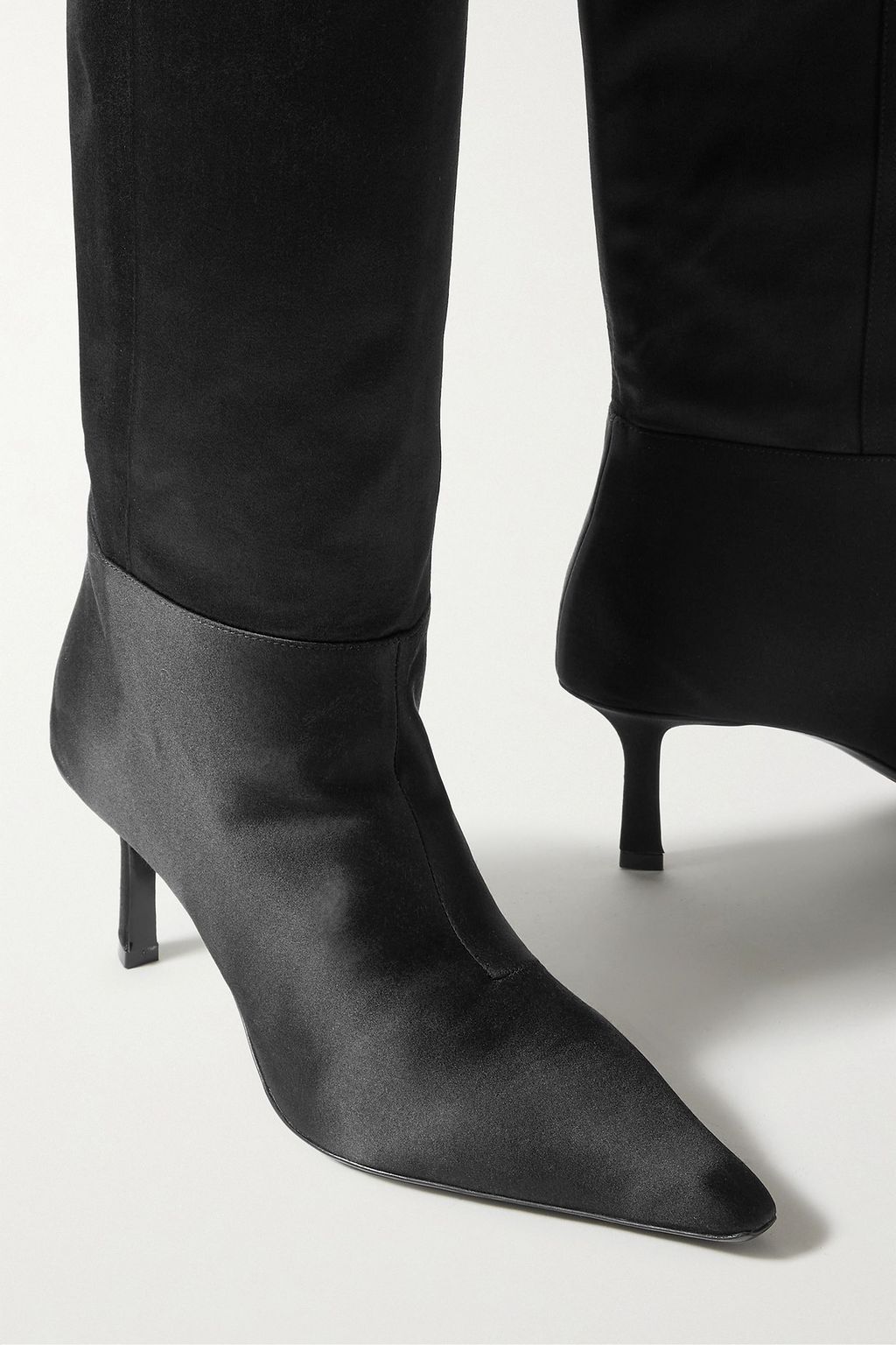 ALEXANDER WANG بوت Viola بطول فوق الركبة من الساتان مزيّن بالريش