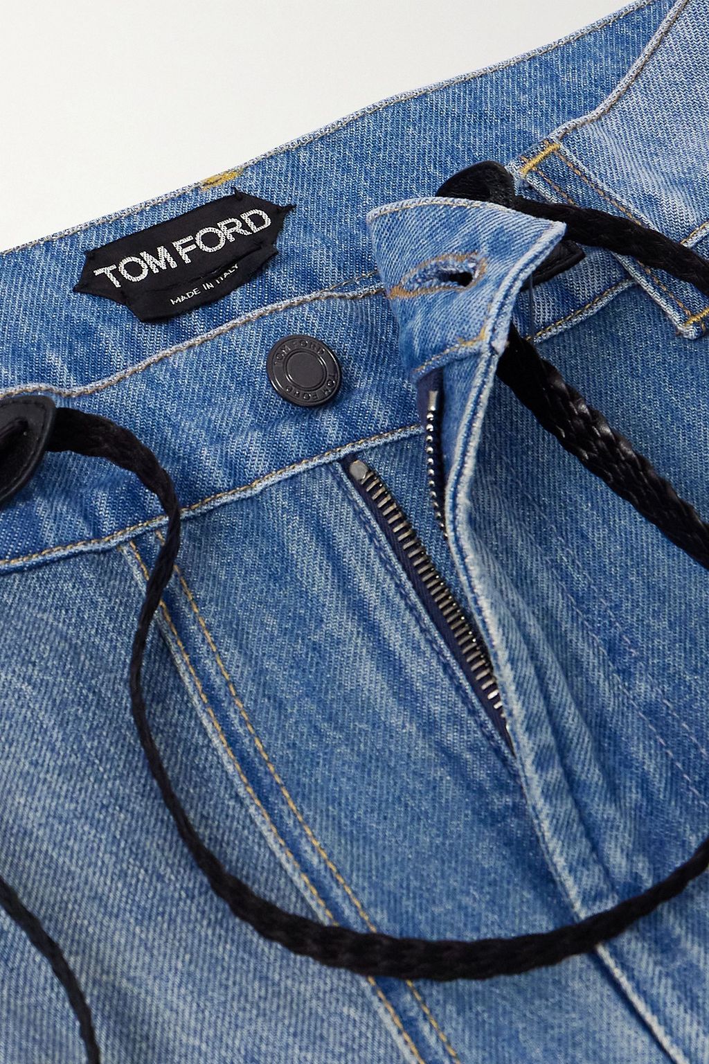 TOM FORD بنطال جينز بخصرٍ عالٍ بنمط الرقع وتأثير معتّق بحاشية من الجلد