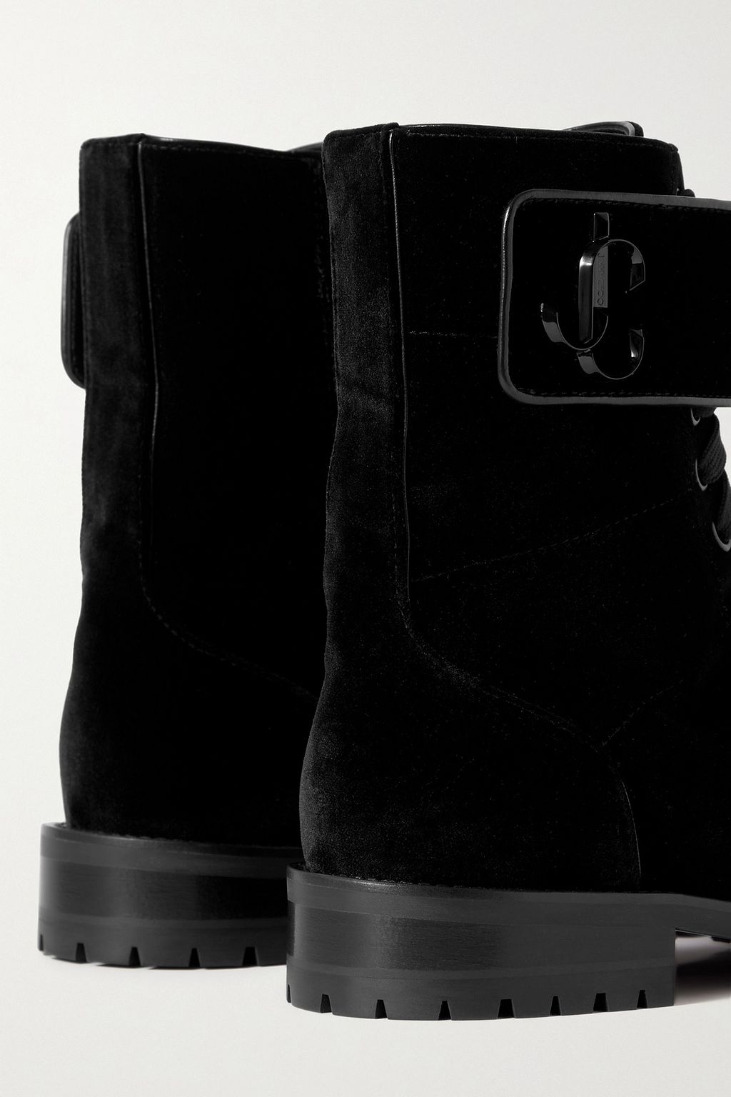 JIMMY CHOO بوت Ceirus بطول الكاحل من الجلد مزيّن بشعار العلامة