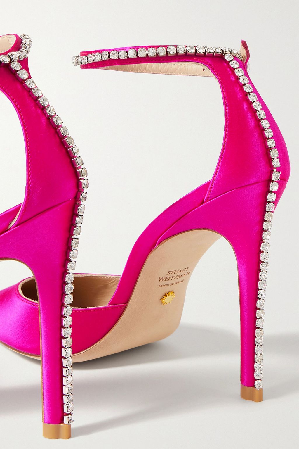 STUART WEITZMAN 글램 크리스털 장식 새틴 펌프스