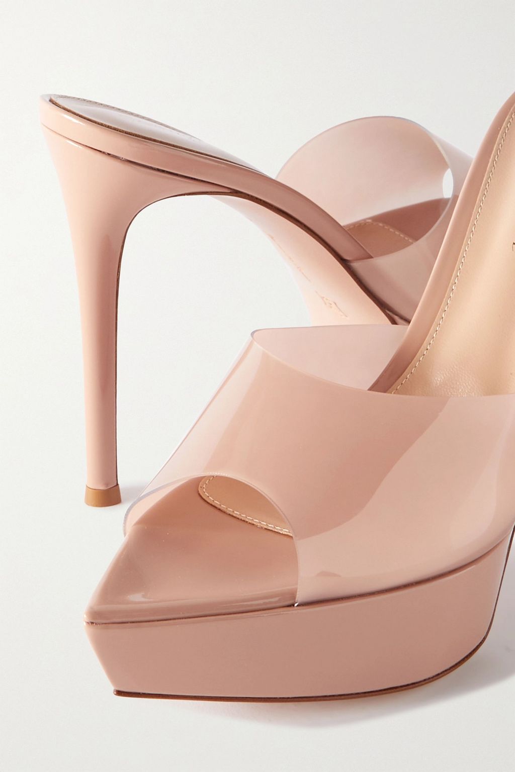 GIANVITO ROSSI Betty 115 Mules aus Lackleder und PVC mit Plateau