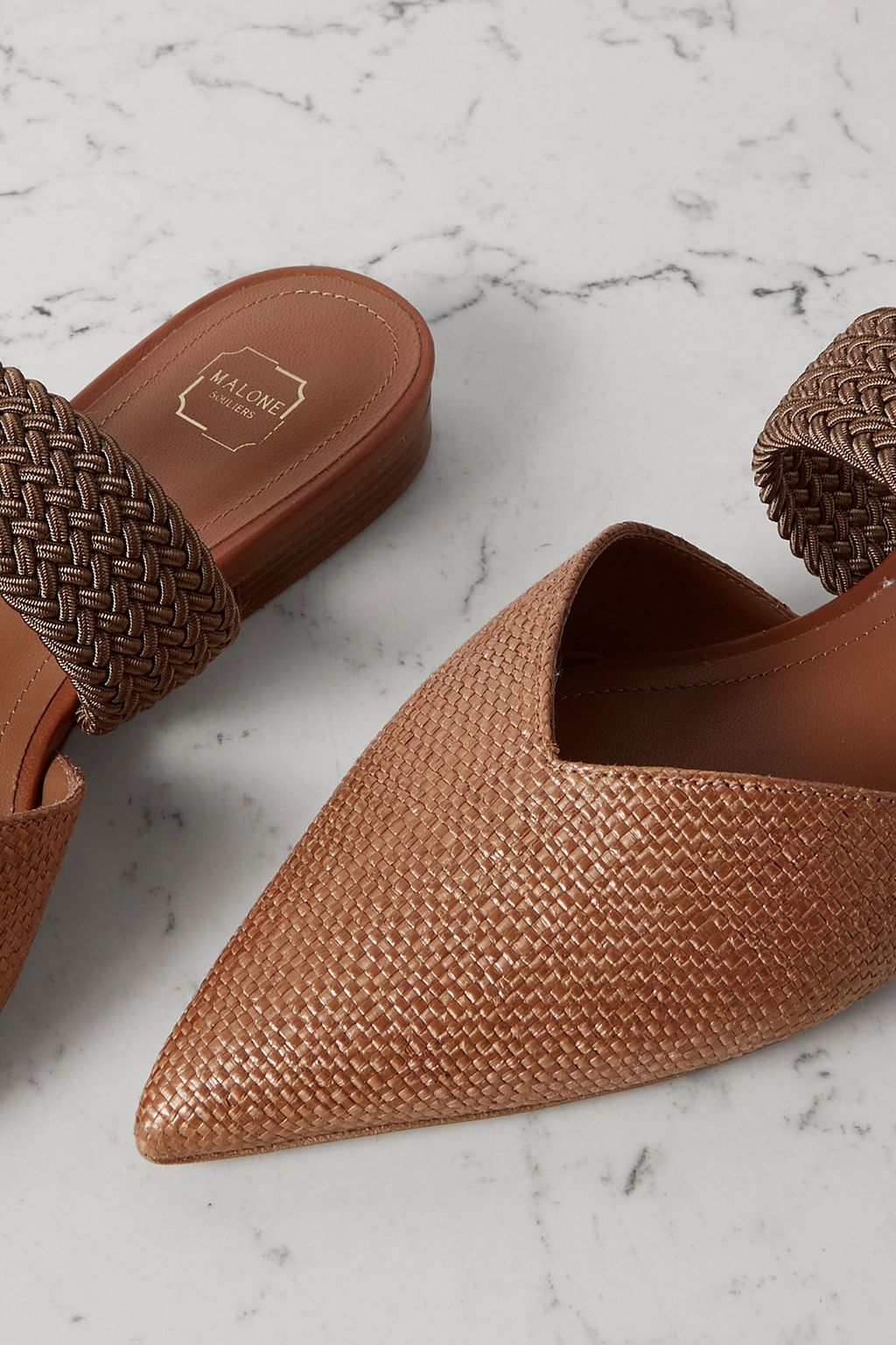 MALONE SOULIERS Maisie flache Schuhe mit spitzer Kappe aus Raffiabastimitat mit Kordelbesatz