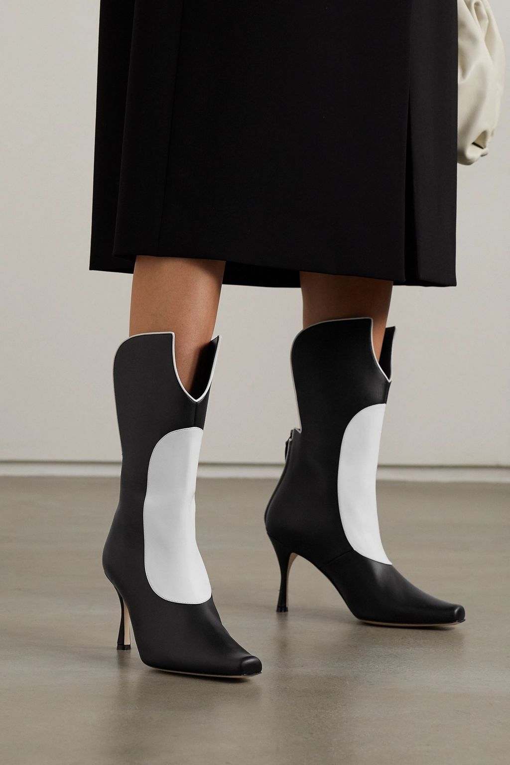 MANOLO BLAHNIK بوت Sambona من الجلد بلونَين