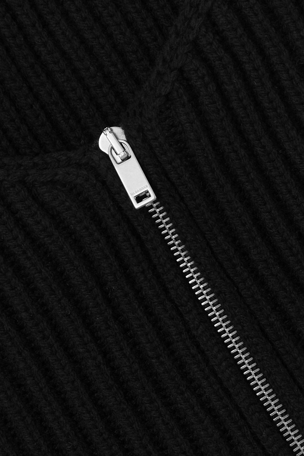 JIL SANDER كنزة بياقة طويلة من الصوف المضلّع بسحاب