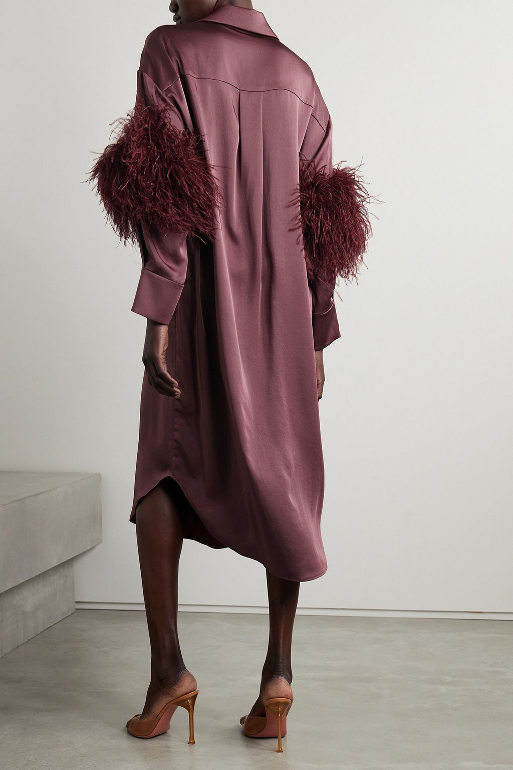 LAPOINTE Midi-Hemdblusenkleid aus Satin mit Federn