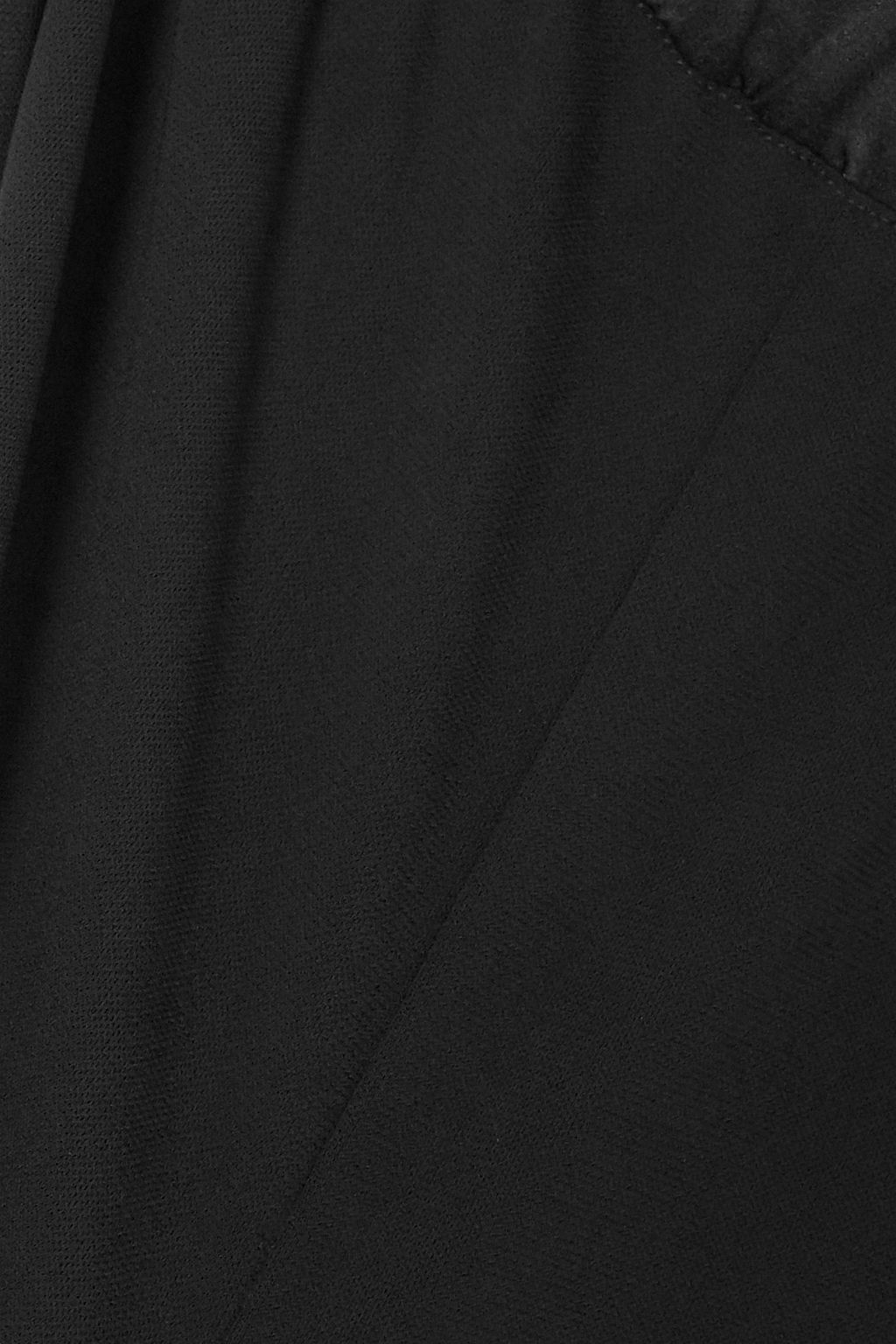 TOM FORD شورت من الجورجيت مع حاشية من حرير الساتان