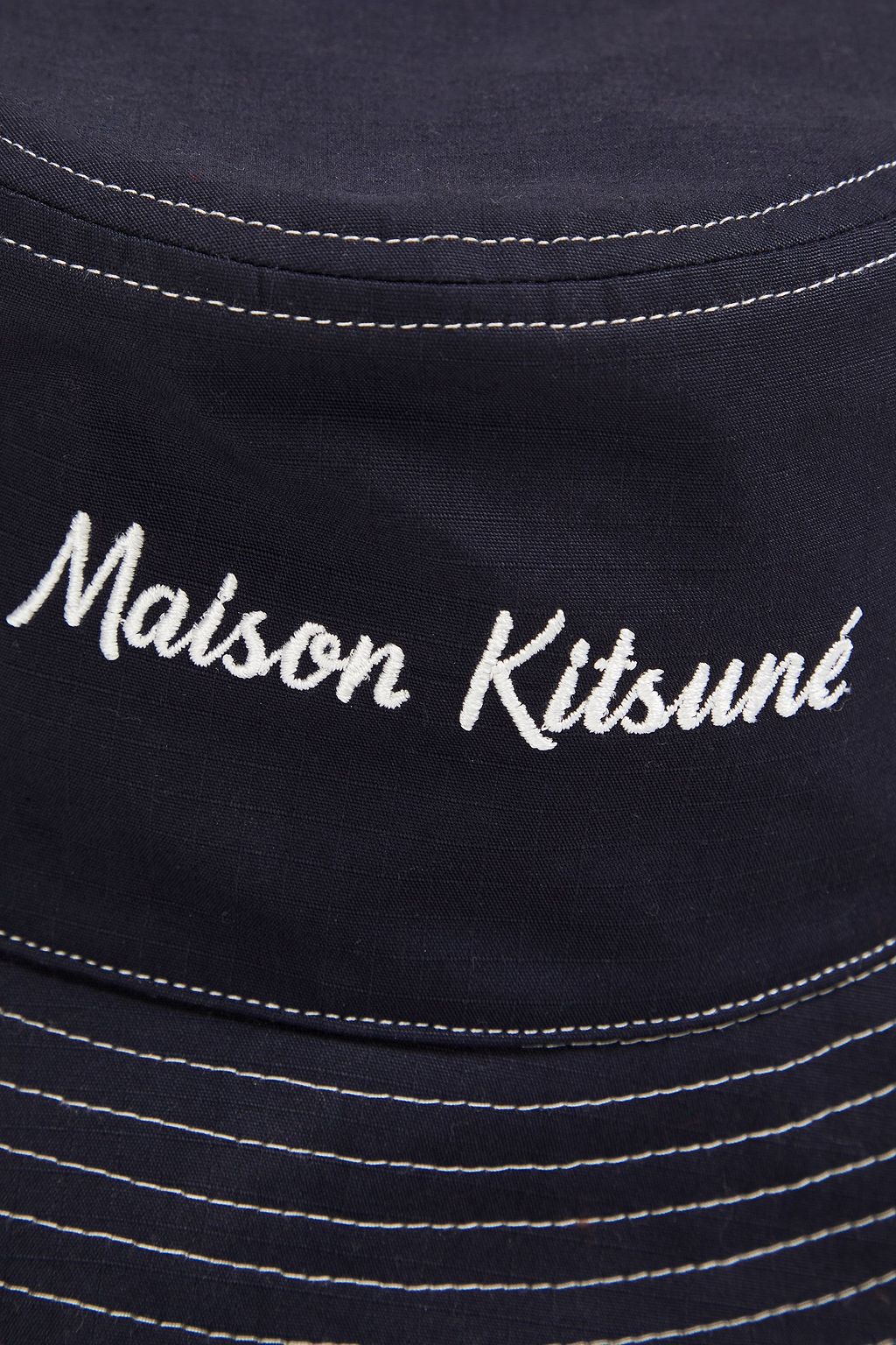 MAISON KITSUNÉ قبعة على شكل دلو مصنوعة من قماش ريبستوب بتصميم مطرّز