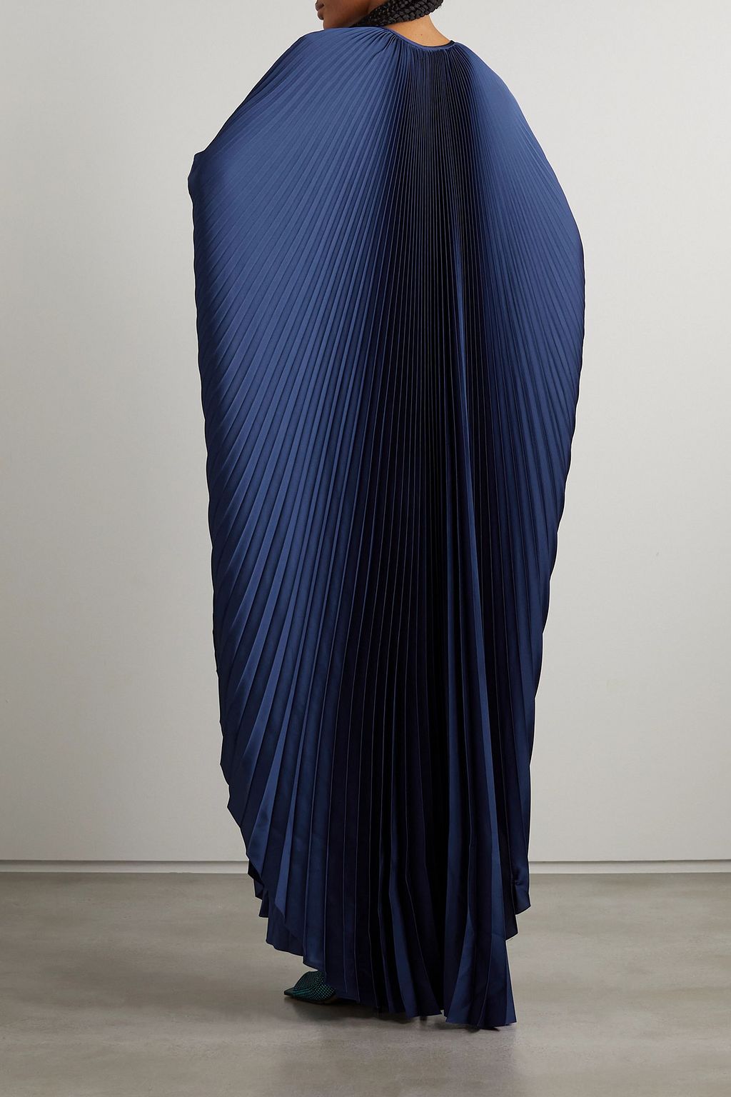 SEMSEM Maxikleid aus plissiertem Satin mit Swarovski-Kristallen