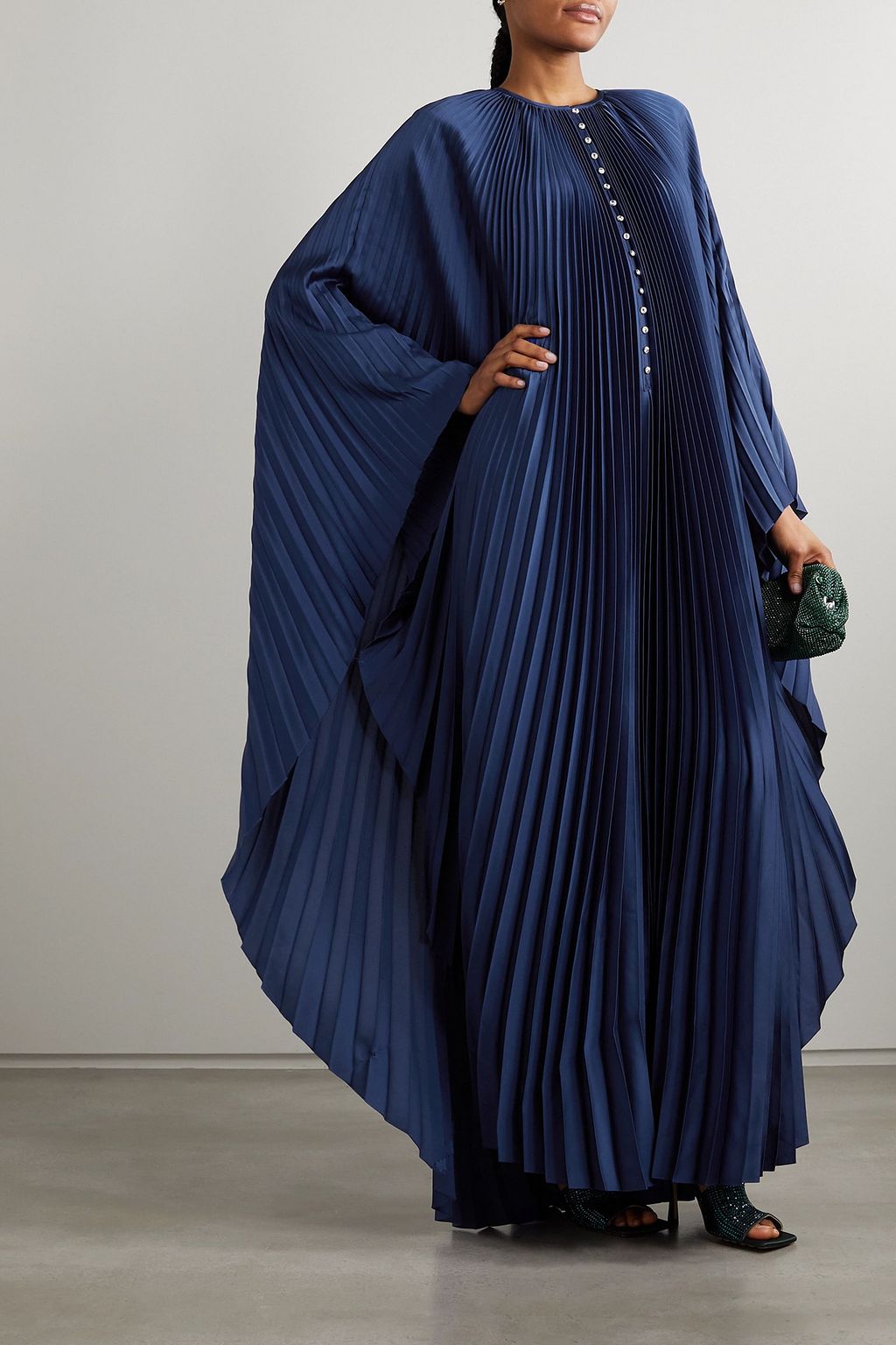 SEMSEM Maxikleid aus plissiertem Satin mit Swarovski-Kristallen