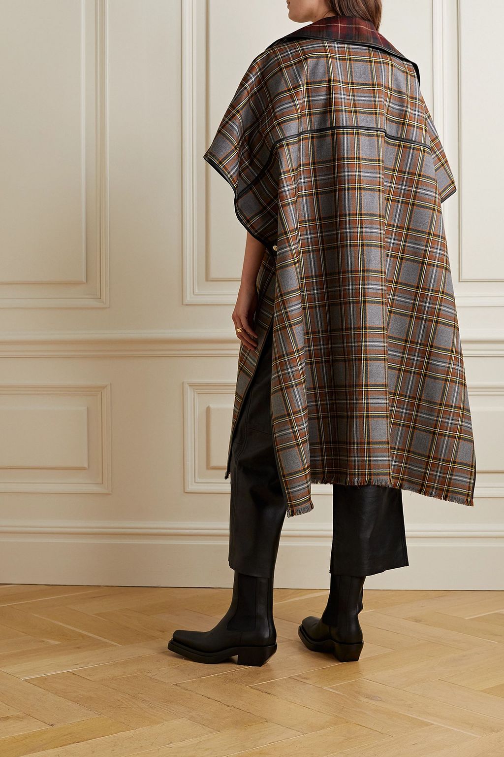 LAFAYETTE 148 كاب من الصوف بنقشة المربّعات وشرّابات مزيّن بالجلد