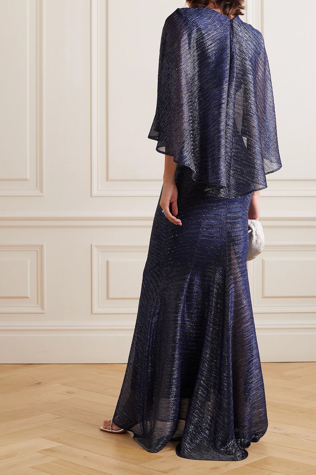 TALBOT RUNHOF فستان سهرة بتأثير الكاب من الفوال بلمعة معدنية