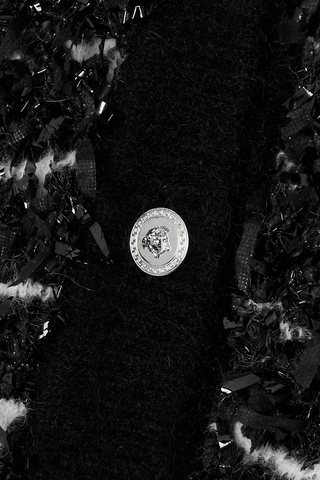 VERSACE メタリックブークレニット カーディガン 飾りボタン付き