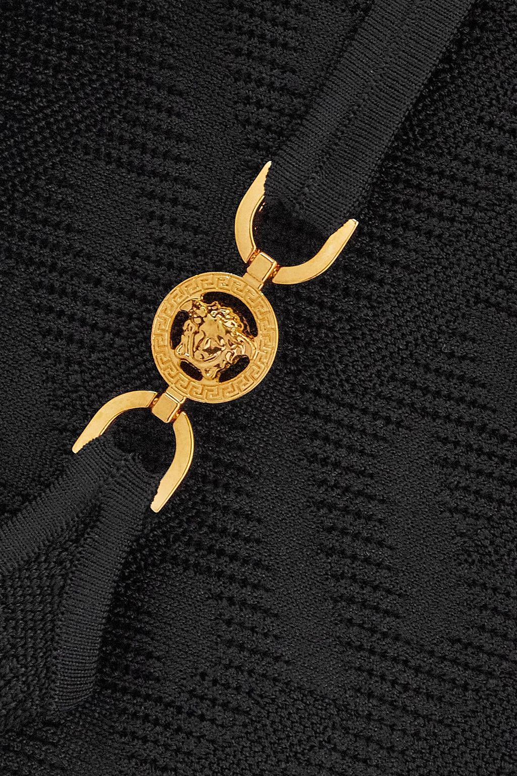 VERSACE بلوزة قصيرة من نسيج محبوك مزينة بقطعةٍ معدنية