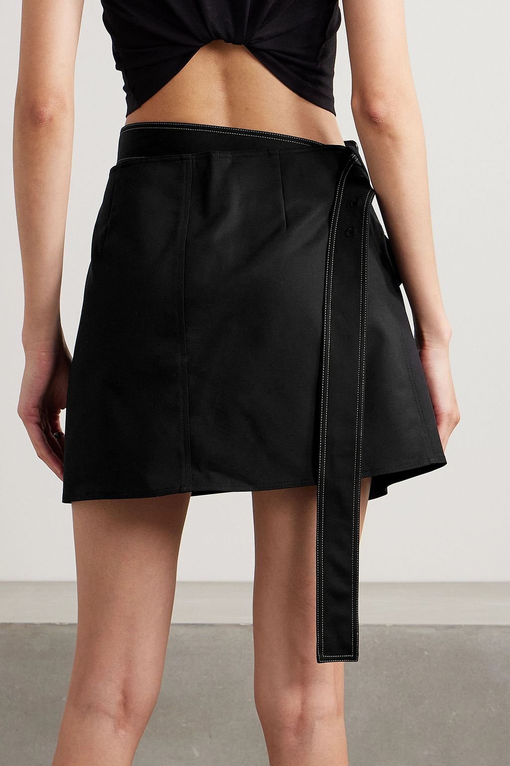 HELMUT LANG تنورة قصيرة Trench بحزام وتأثيرٍ ملفوف من مزيجٍ من القطن