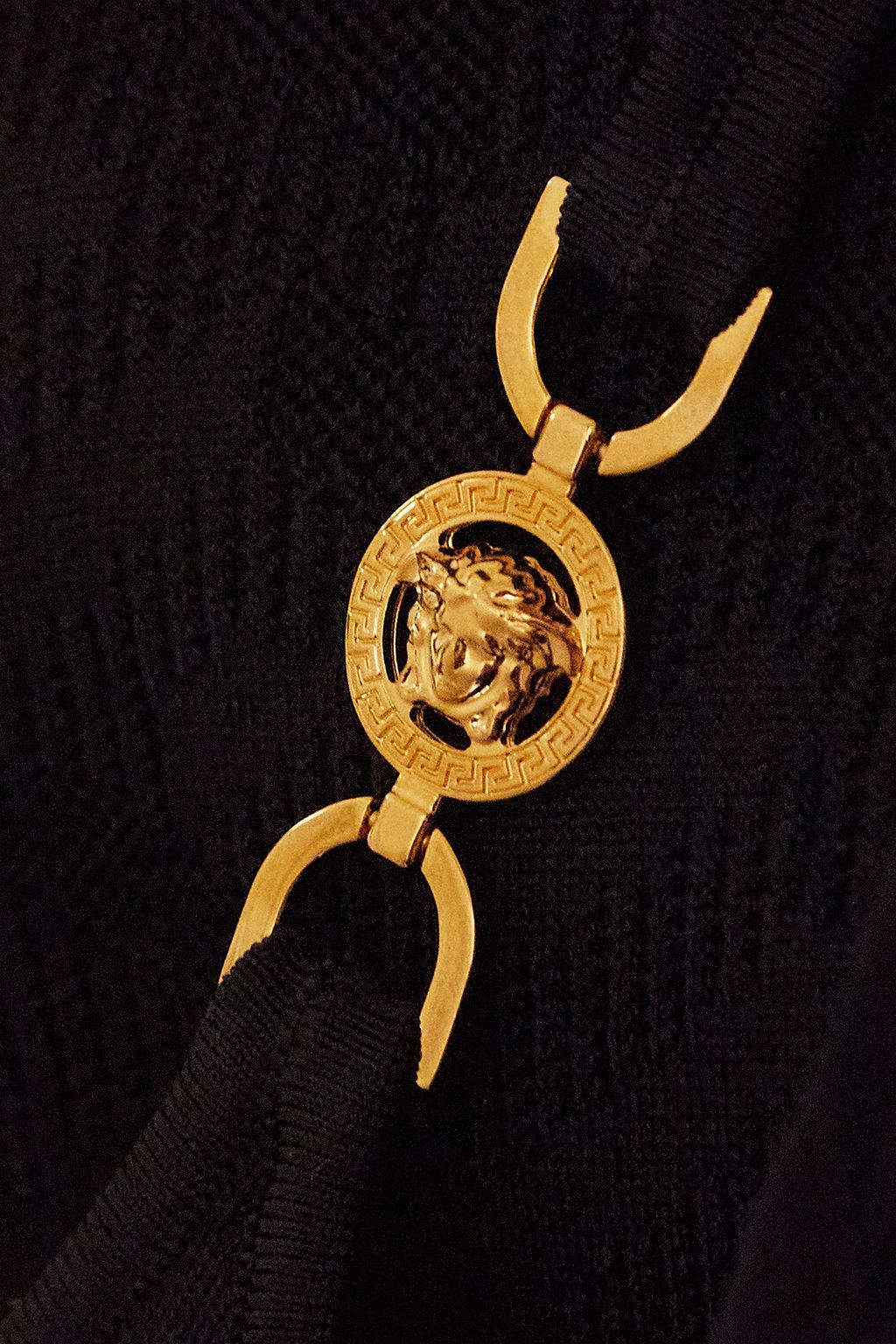 VERSACE فستان قصير بحبكة الجاكار مُزيّن بتفاصيل معدنية