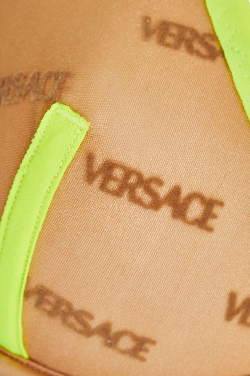 VERSACE حمالة صدر من الشبك المطاط مُدعّمة بأسلاك سفلية بلون معدني مزينة بطبعات وأشرطة أنبوبية بلون نيوني